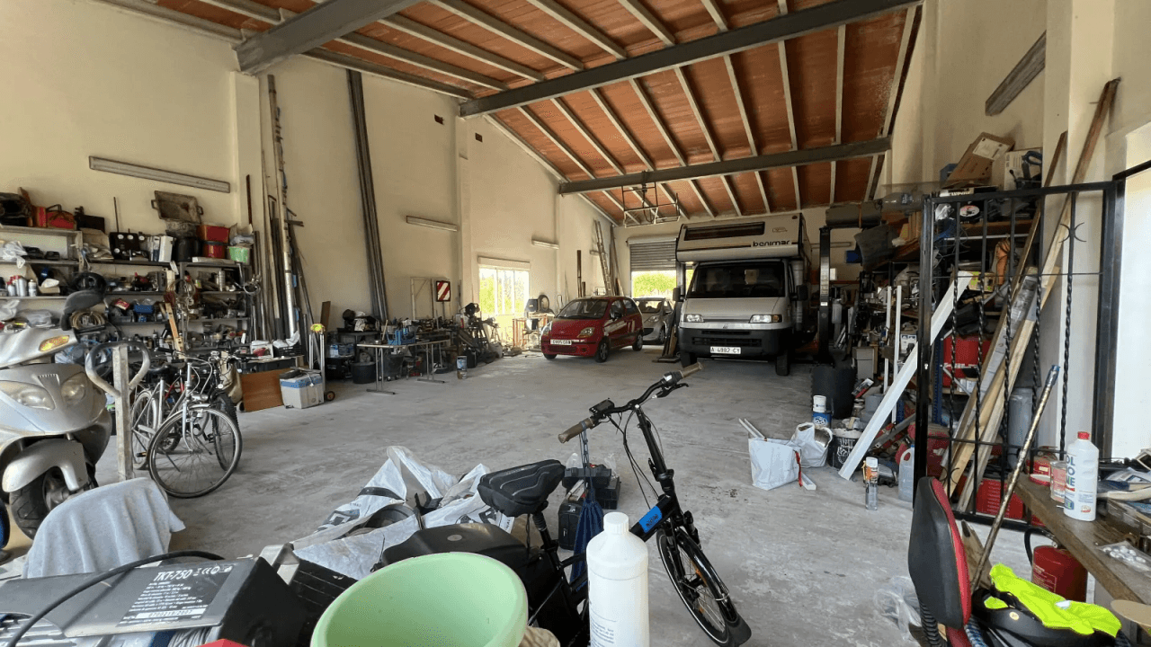 Entrepôt avec terrain de 12 000 m² et appartement