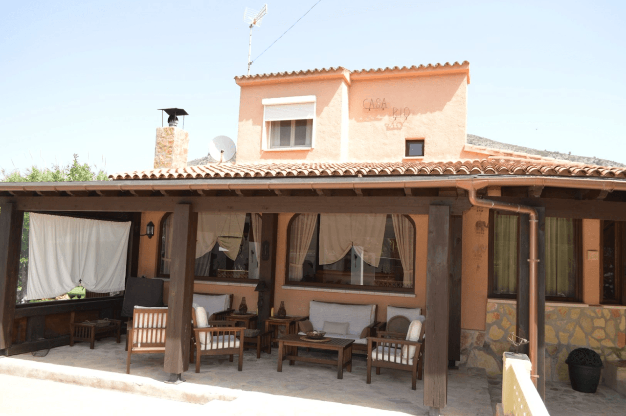 Villa à vendre à Alcalali : terrain privé et spacieux exposé sud, accessible à pied