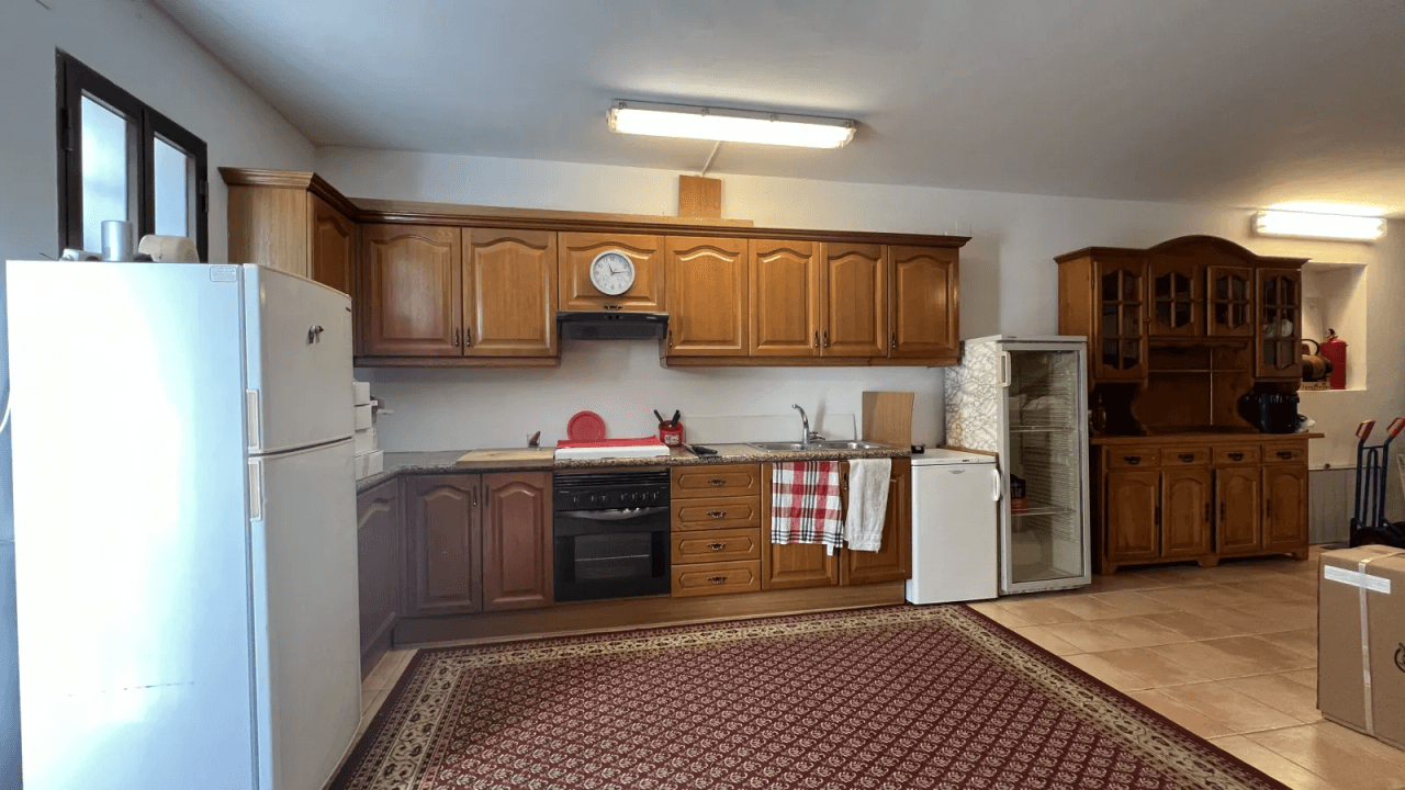 Entrepôt avec terrain de 12 000 m² et appartement