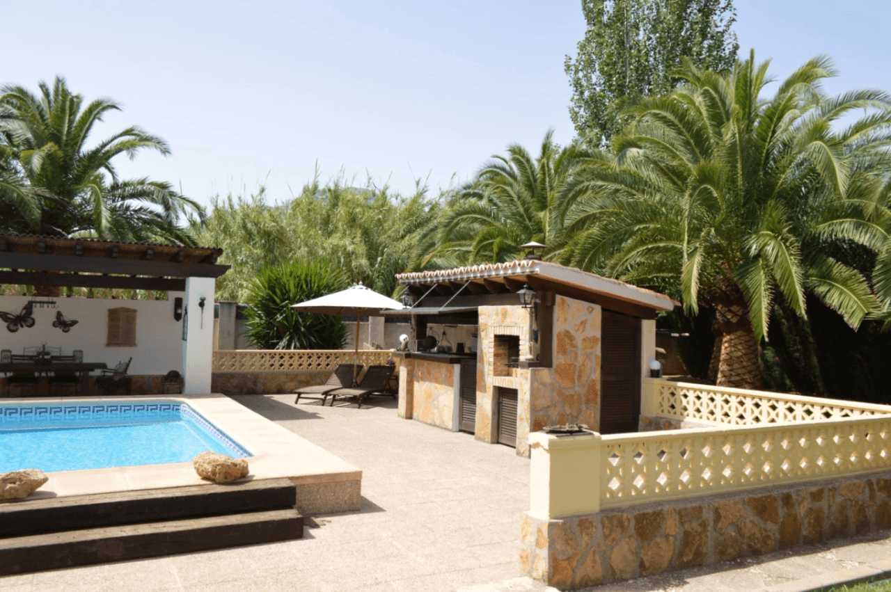Villa à vendre à Alcalali : terrain privé et spacieux exposé sud, accessible à pied