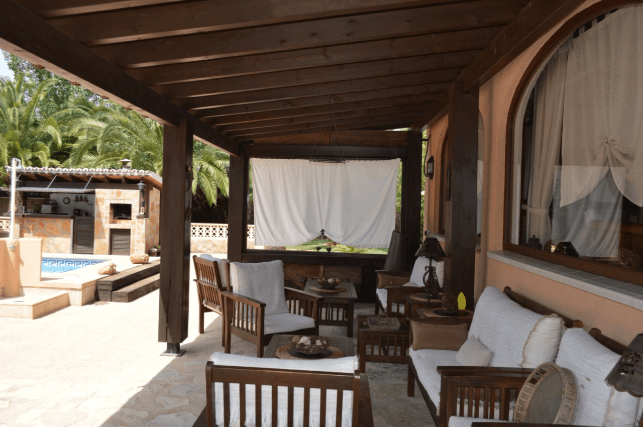 Villa à vendre à Alcalali : terrain privé et spacieux exposé sud, accessible à pied