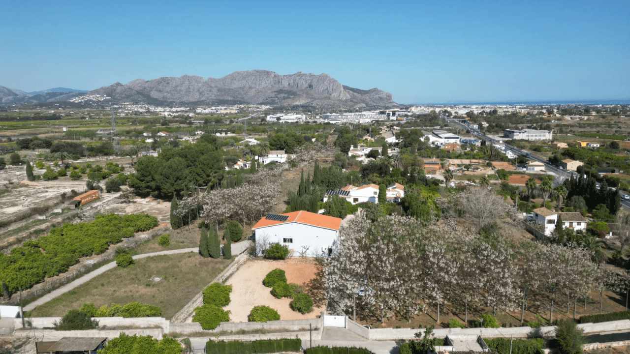 Entrepôt avec terrain de 12 000 m² et appartement