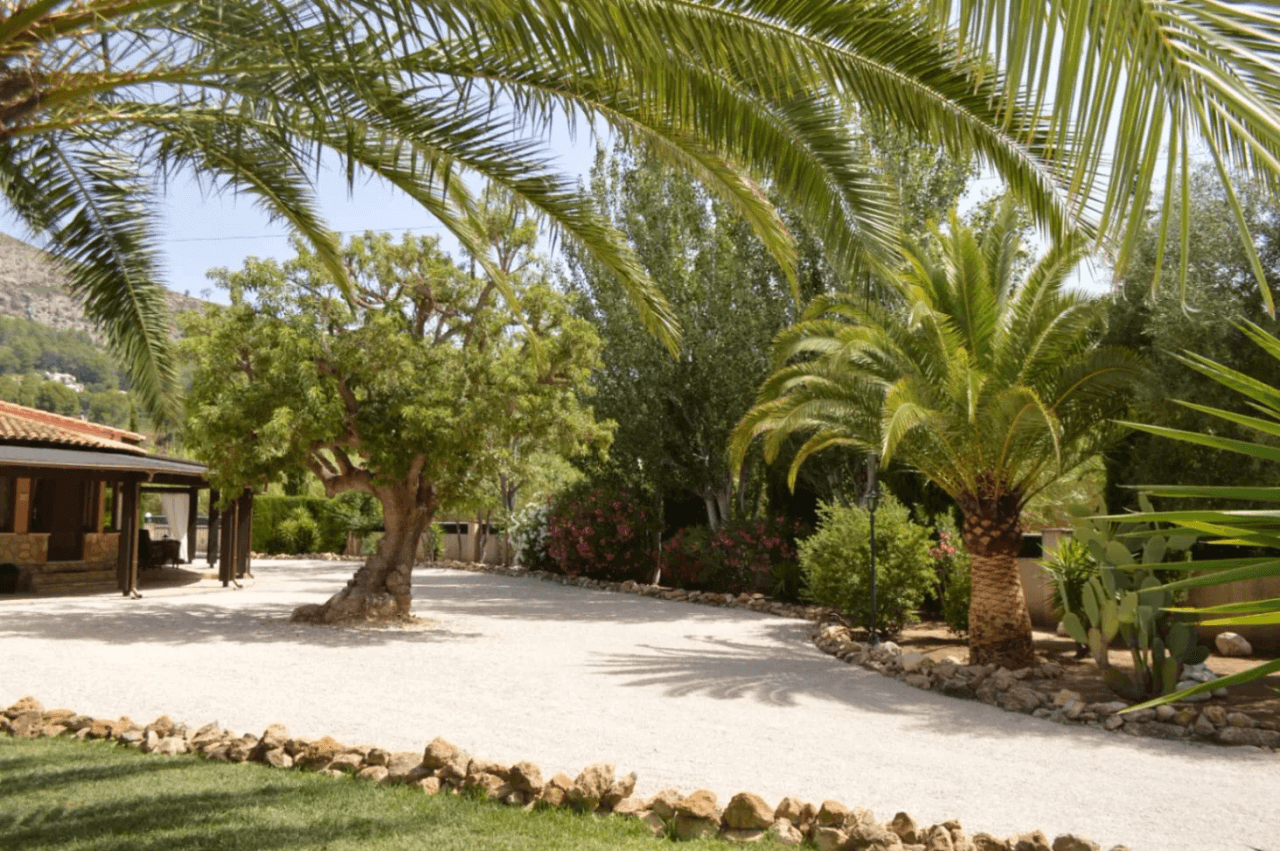 Villa à vendre à Alcalali : terrain privé et spacieux exposé sud, accessible à pied