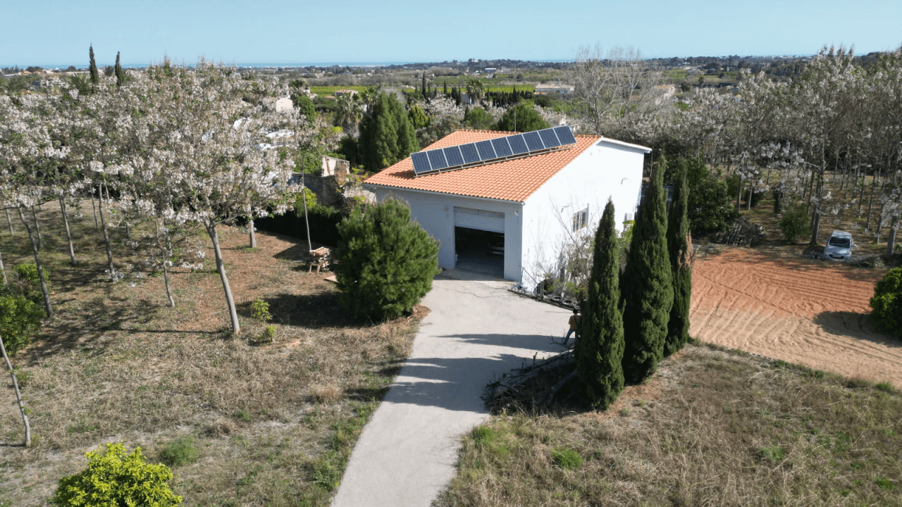 Entrepôt avec terrain de 12 000 m² et appartement