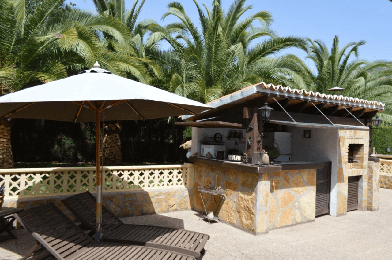 Villa à vendre à Alcalali : terrain privé et spacieux exposé sud, accessible à pied