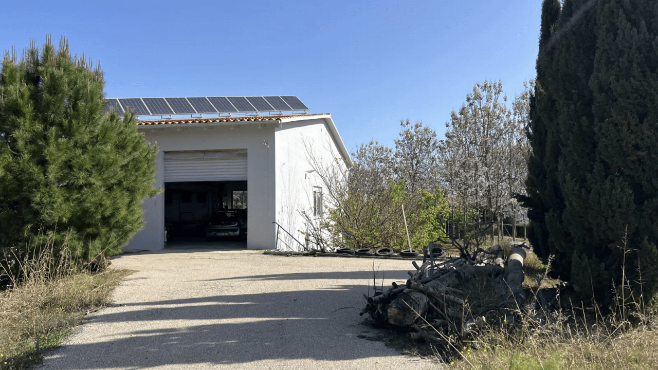 Entrepôt avec terrain de 12 000 m² et appartement