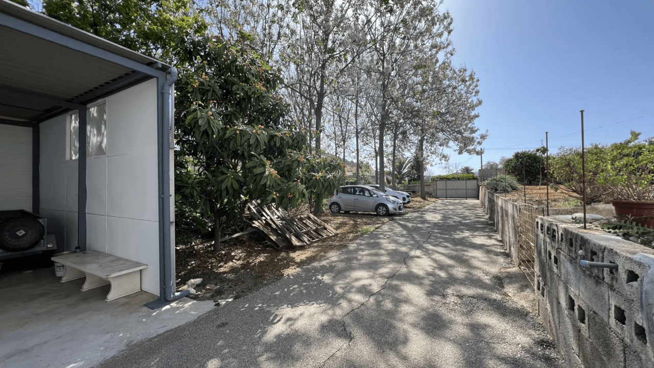 Entrepôt avec terrain de 12 000 m² et appartement