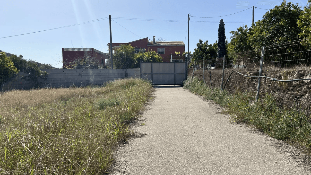 Entrepôt avec terrain de 12 000 m² et appartement