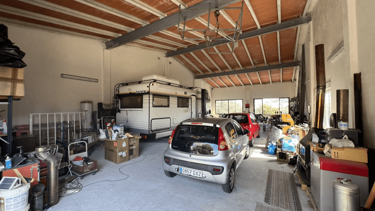 Entrepôt avec terrain de 12 000 m² et appartement