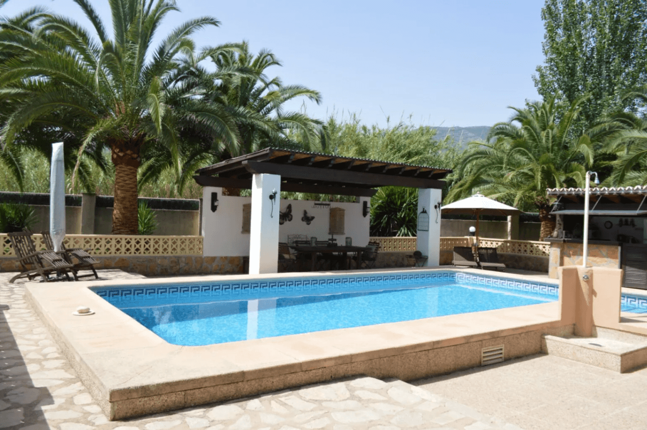 Villa à vendre à Alcalali : terrain privé et spacieux exposé sud, accessible à pied
