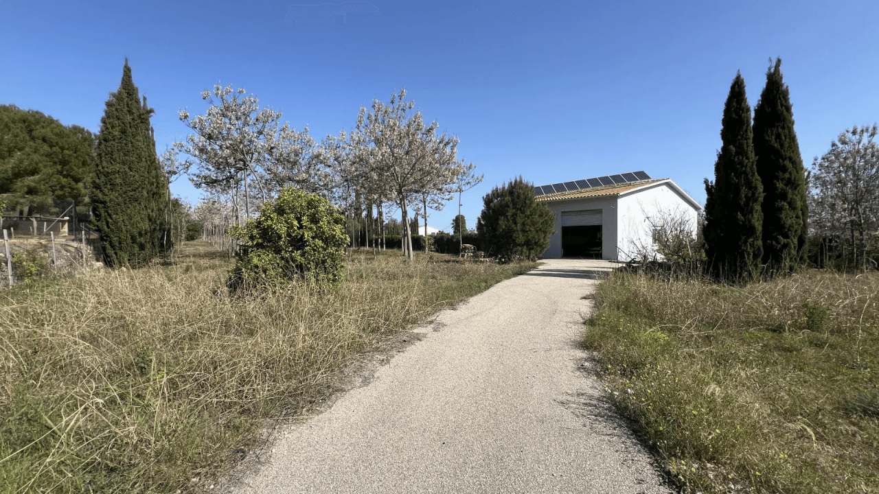 Entrepôt avec terrain de 12 000 m² et appartement