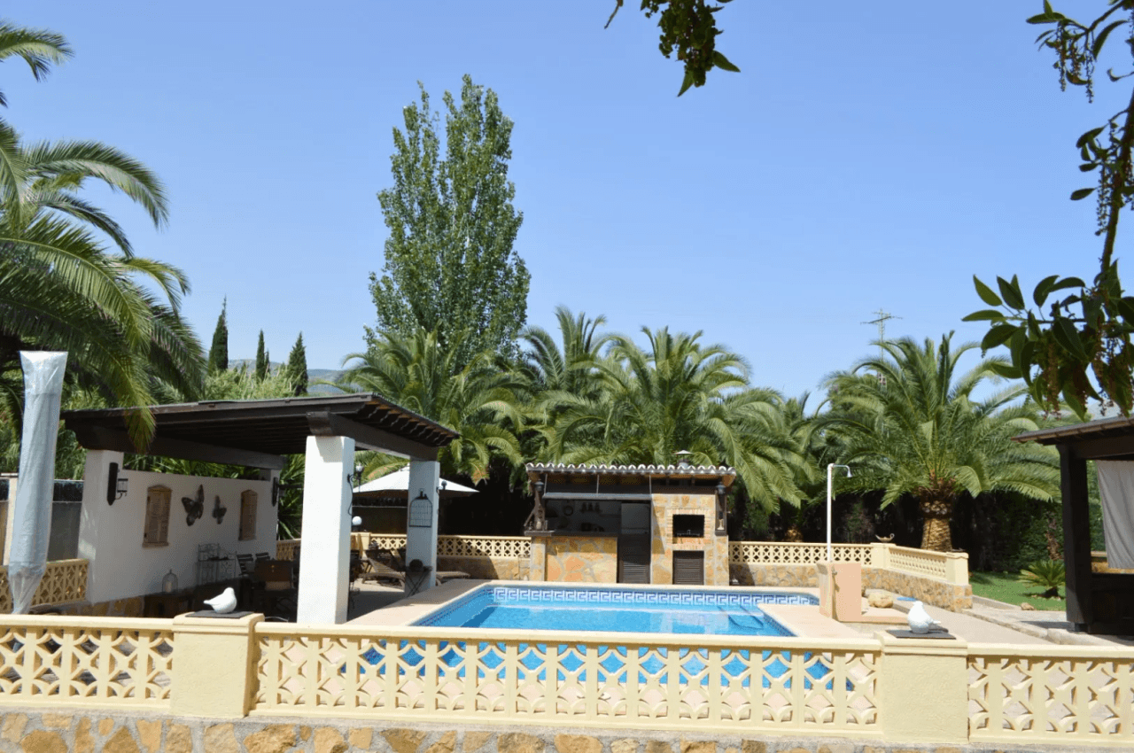Villa à vendre à Alcalali : terrain privé et spacieux exposé sud, accessible à pied