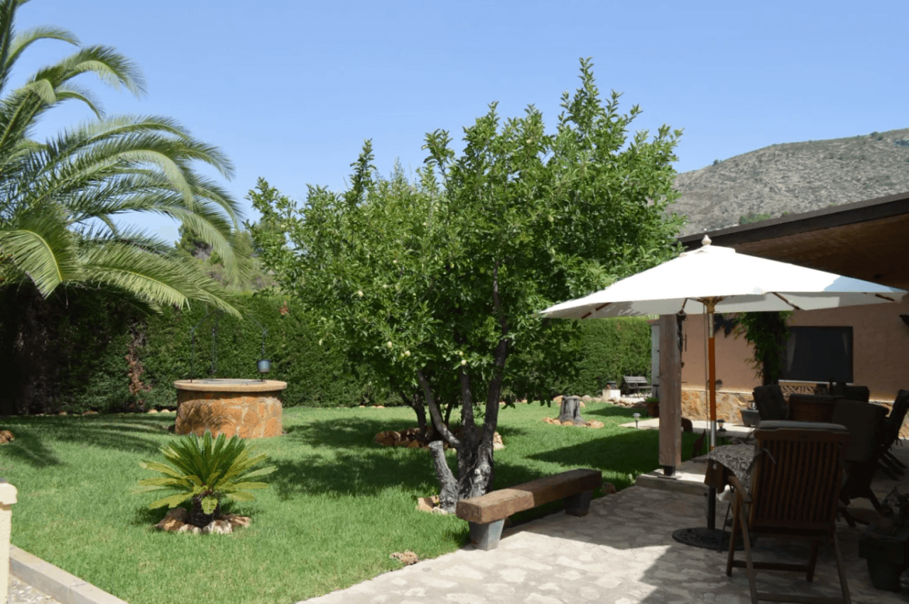 Villa à vendre à Alcalali : terrain privé et spacieux exposé sud, accessible à pied