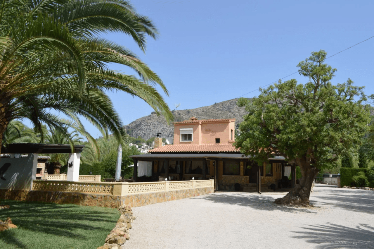 Villa à vendre à Alcalali : terrain privé et spacieux exposé sud, accessible à pied