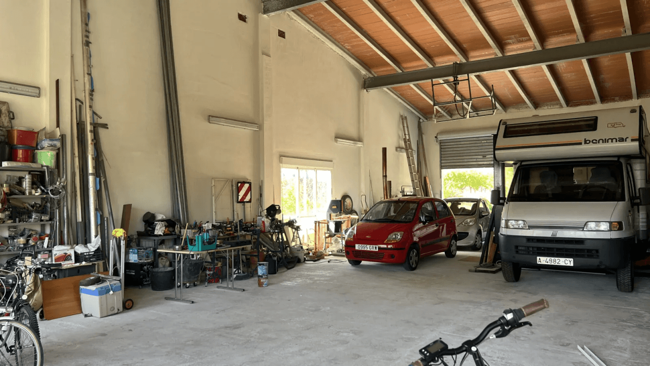 Entrepôt avec terrain de 12 000 m² et appartement