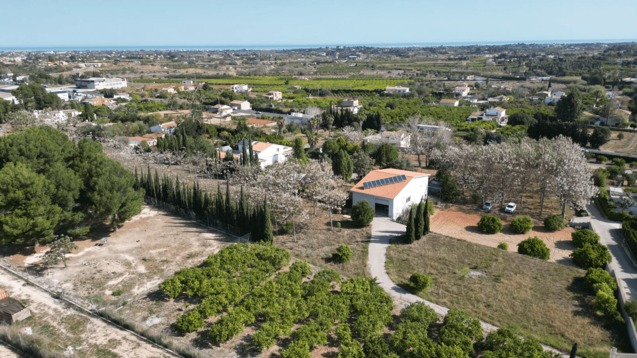Entrepôt avec terrain de 12 000 m² et appartement