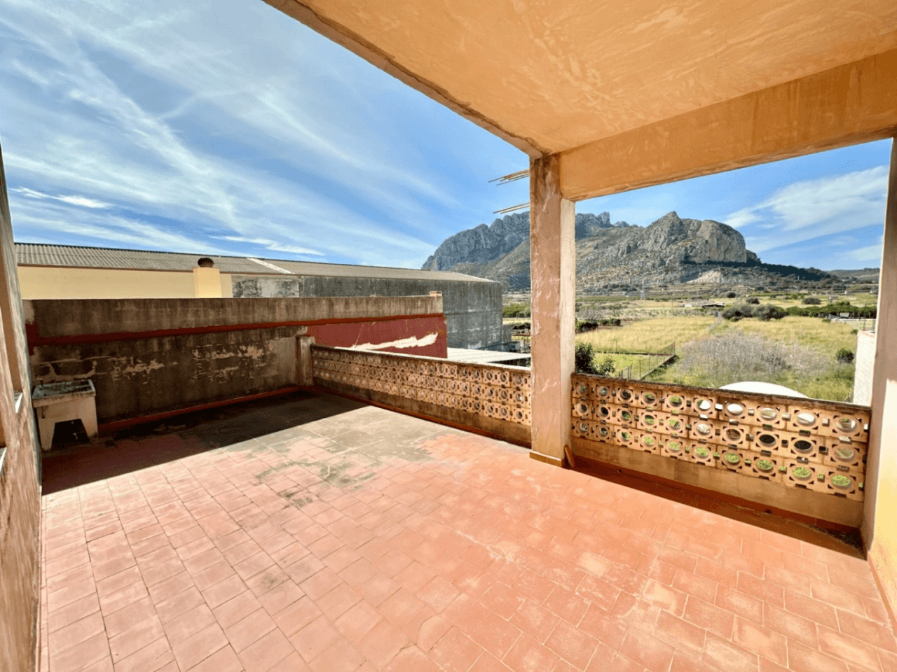 Opportunité : Immeuble avec Jardin de 180 m² et Toit-terrasse avec Vue sur la Mer