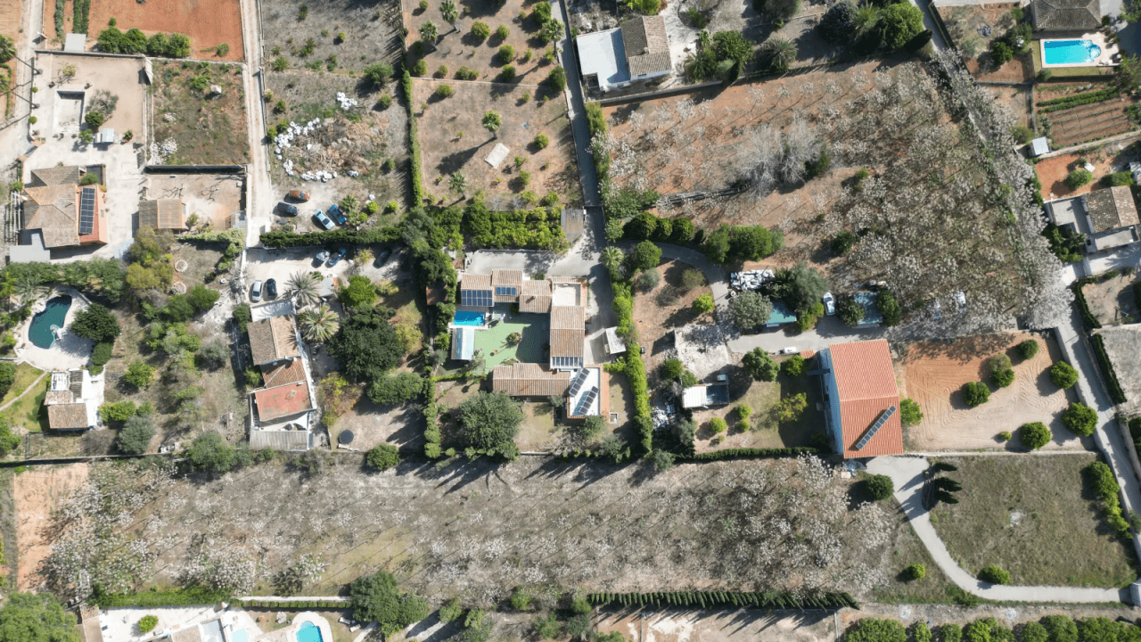 Entrepôt avec terrain de 12 000 m² et appartement
