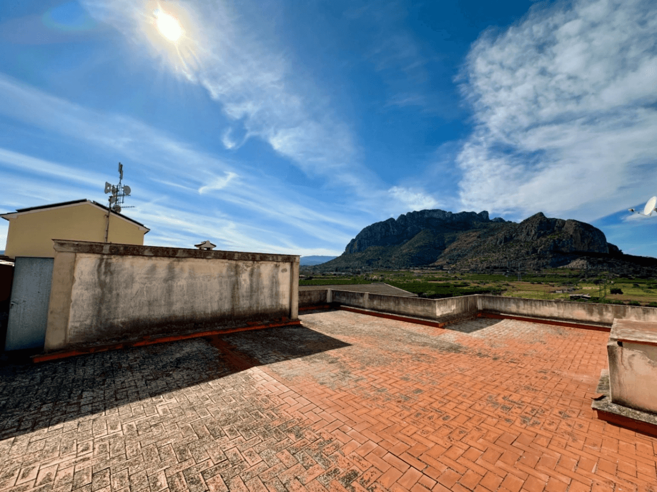 Opportunité : Immeuble avec Jardin de 180 m² et Toit-terrasse avec Vue sur la Mer