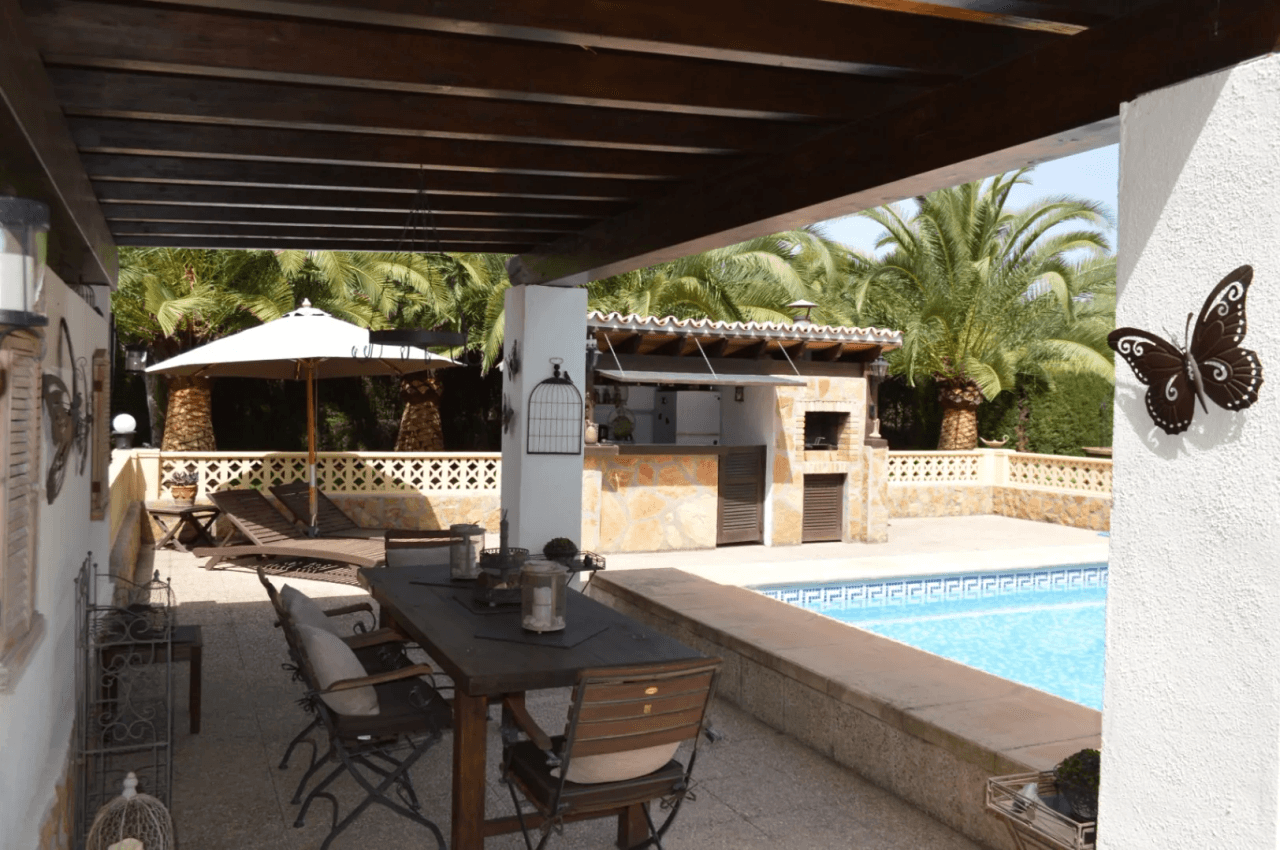 Villa à vendre à Alcalali : terrain privé et spacieux exposé sud, accessible à pied