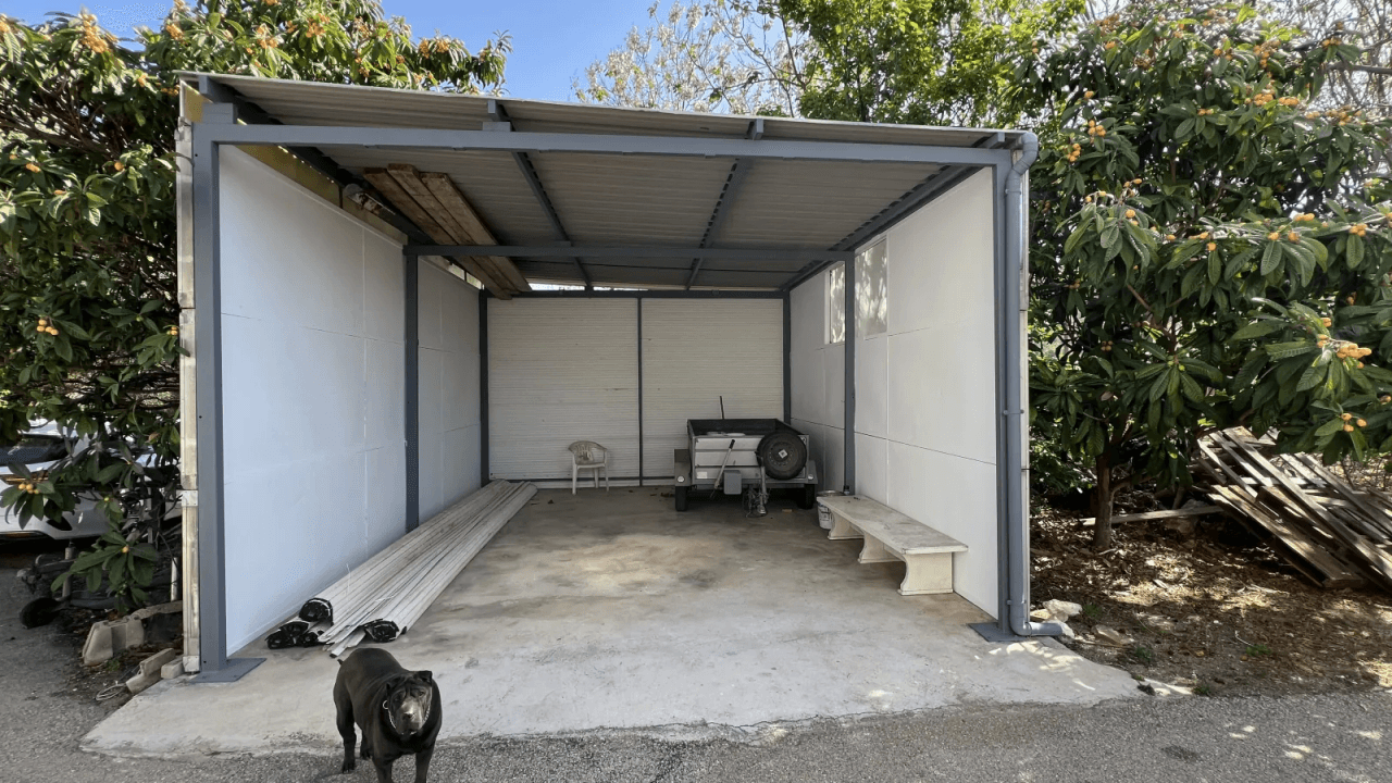 Entrepôt avec terrain de 12 000 m² et appartement