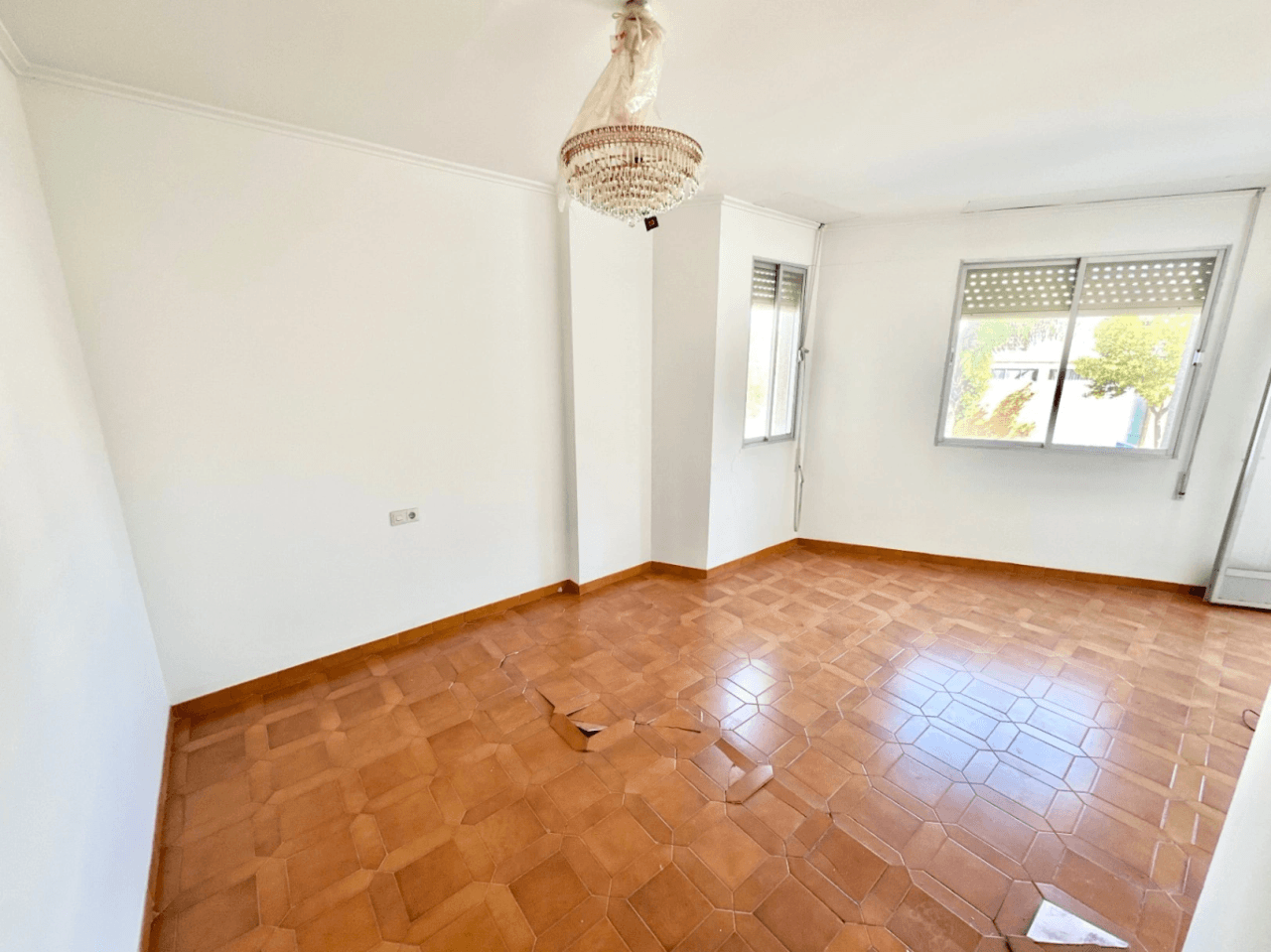 Opportunité : Immeuble avec Jardin de 180 m² et Toit-terrasse avec Vue sur la Mer