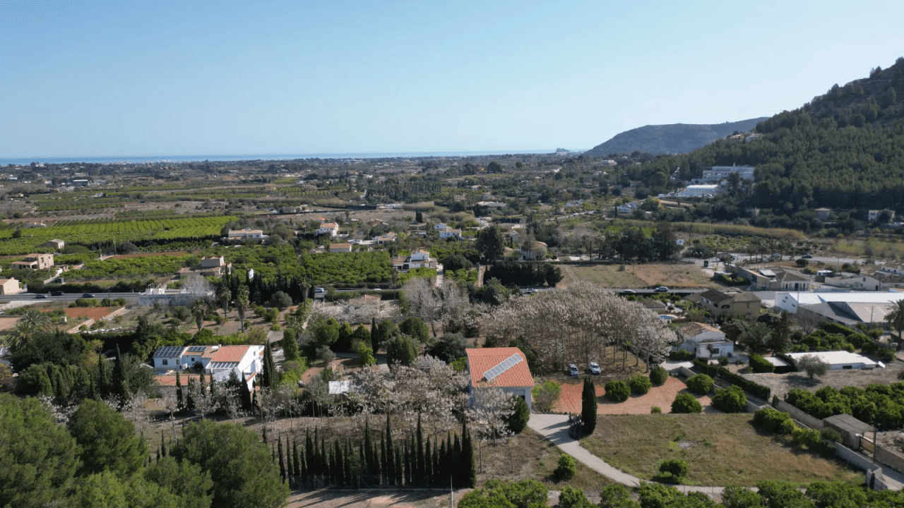 Entrepôt avec terrain de 12 000 m² et appartement