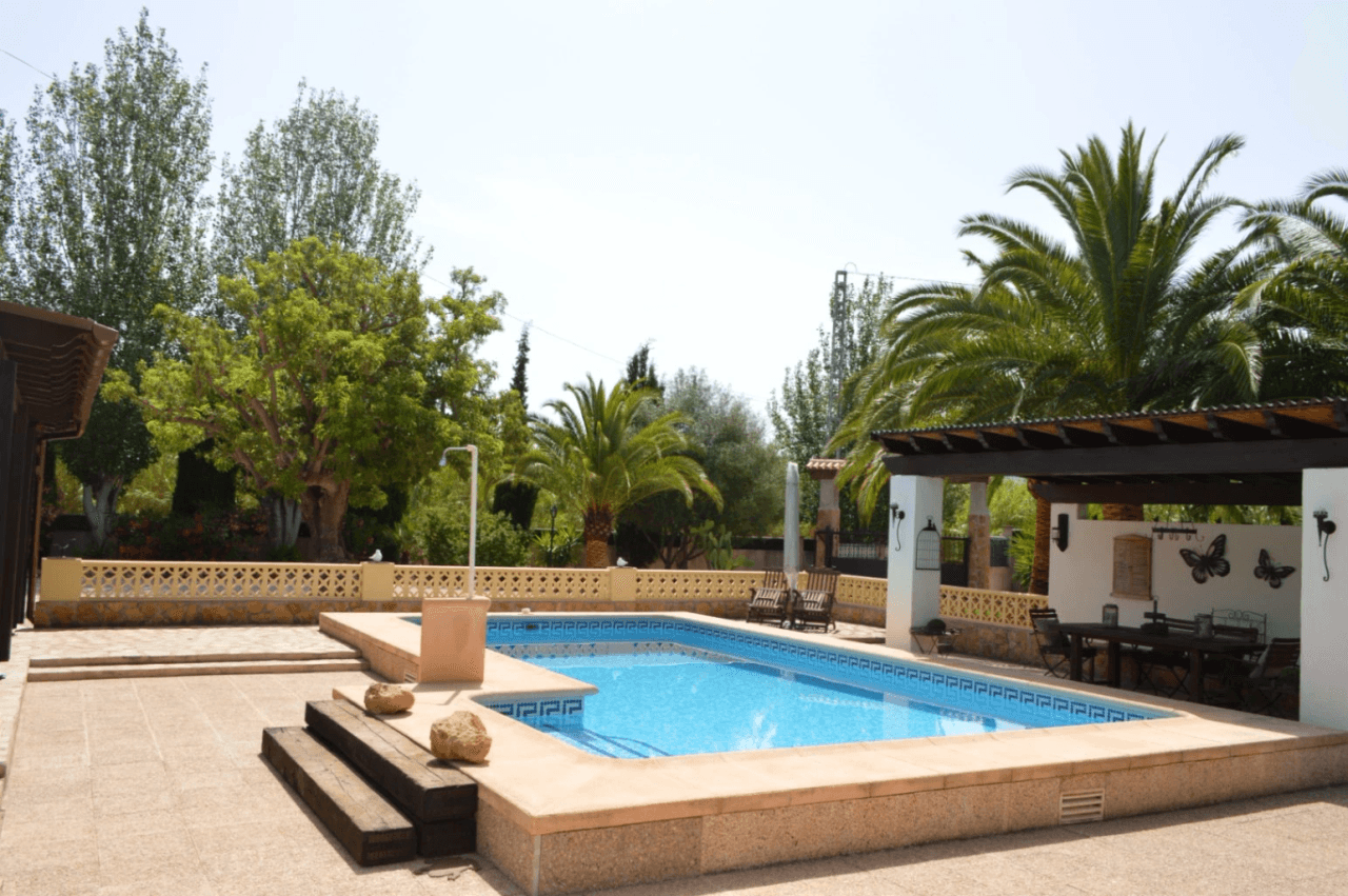 Villa à vendre à Alcalali : terrain privé et spacieux exposé sud, accessible à pied