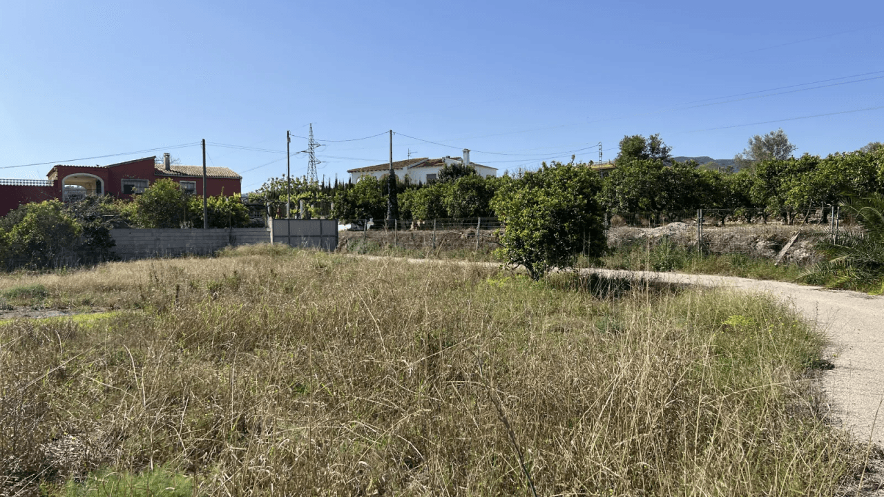 Entrepôt avec terrain de 12 000 m² et appartement