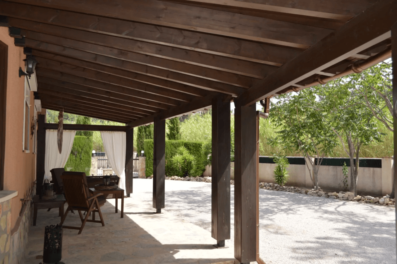 Villa à vendre à Alcalali : terrain privé et spacieux exposé sud, accessible à pied