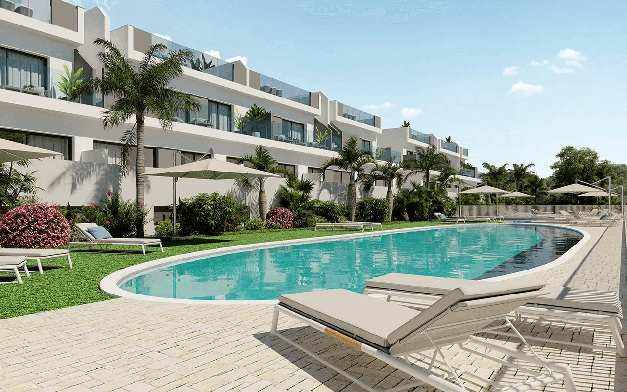 Appartements modernes de 2 chambres au rez-de-chaussée dans un complexe privé avec cave et piscine communautaire