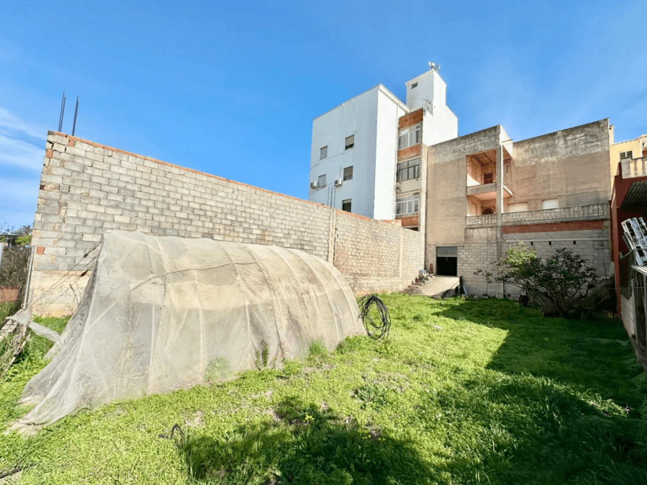 Opportunité : Immeuble avec Jardin de 180 m² et Toit-terrasse avec Vue sur la Mer