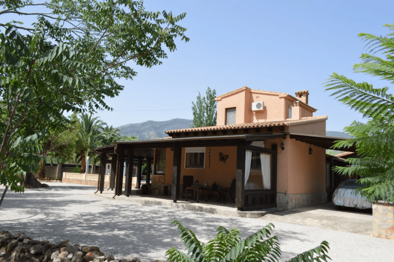 Villa à vendre à Alcalali : terrain privé et spacieux exposé sud, accessible à pied