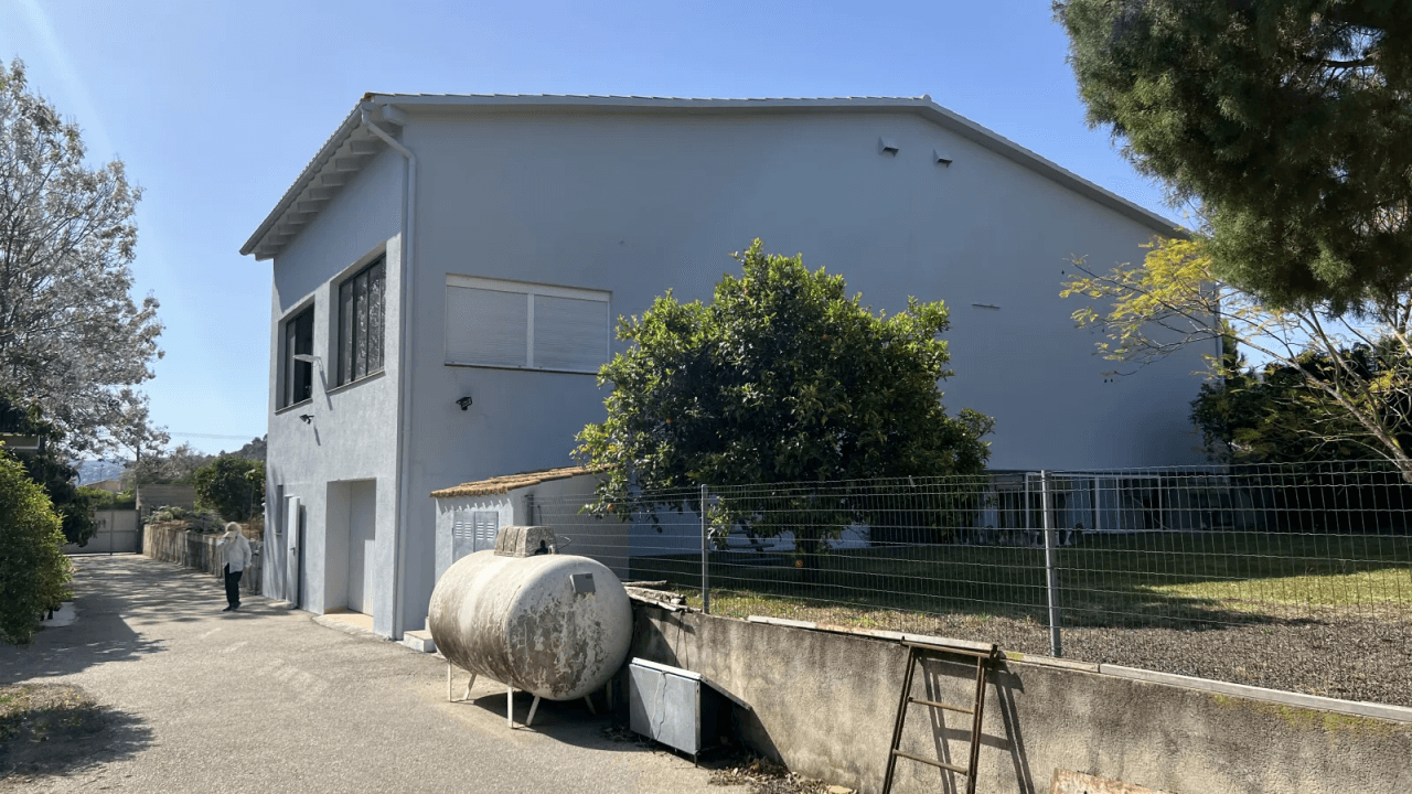 Entrepôt avec terrain de 12 000 m² et appartement