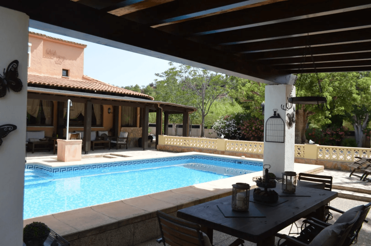 Villa à vendre à Alcalali : terrain privé et spacieux exposé sud, accessible à pied