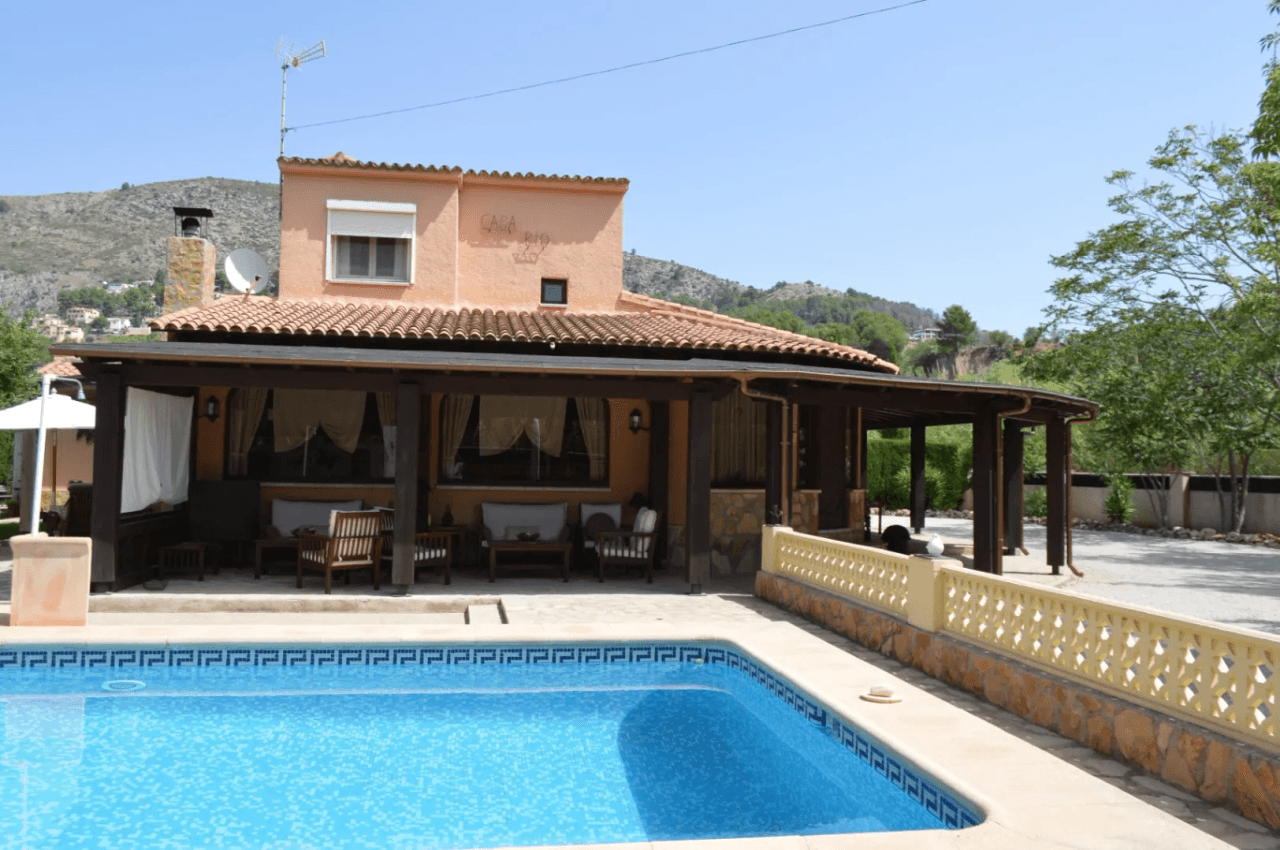 Villa à vendre à Alcalali : terrain privé et spacieux exposé sud, accessible à pied