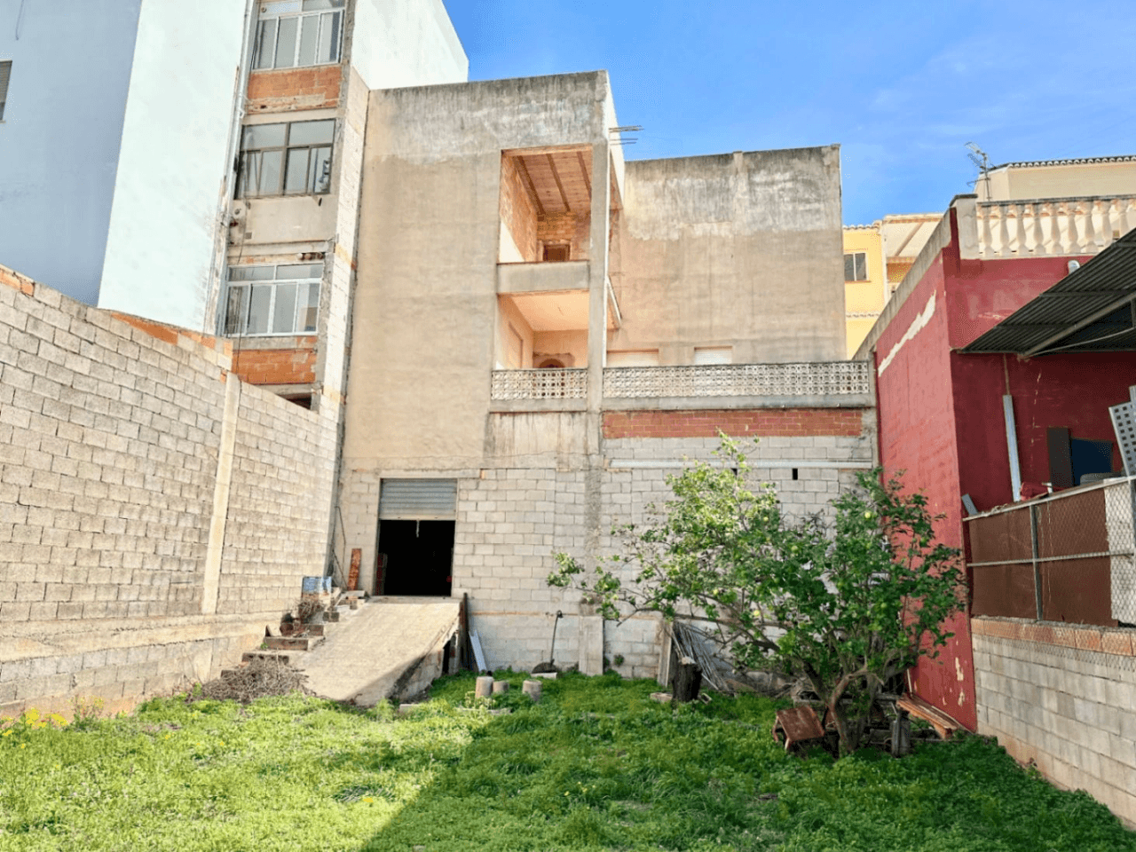 Opportunité : Immeuble avec Jardin de 180 m² et Toit-terrasse avec Vue sur la Mer