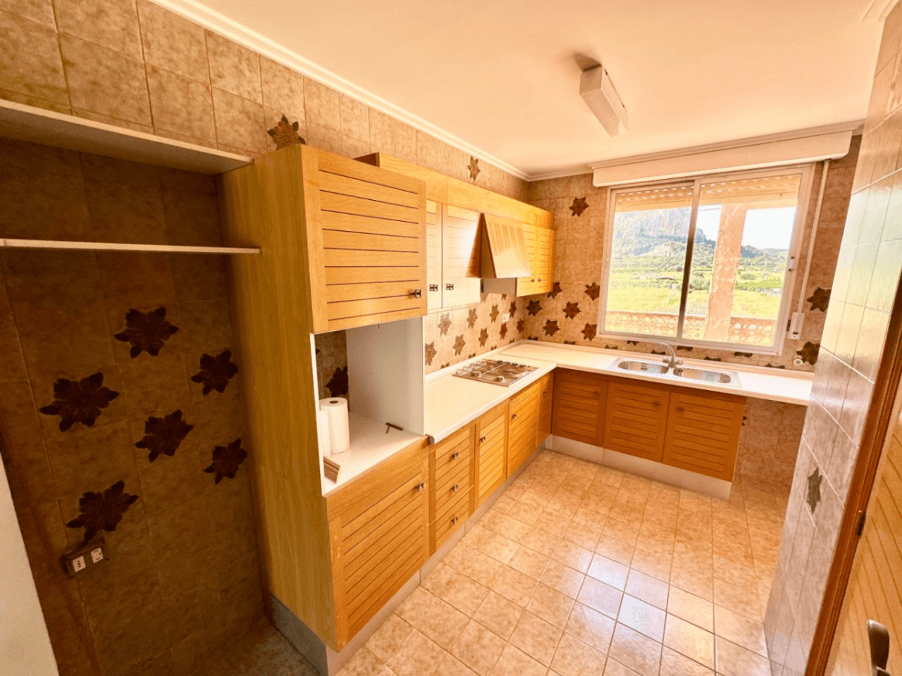 Opportunité : Immeuble avec Jardin de 180 m² et Toit-terrasse avec Vue sur la Mer