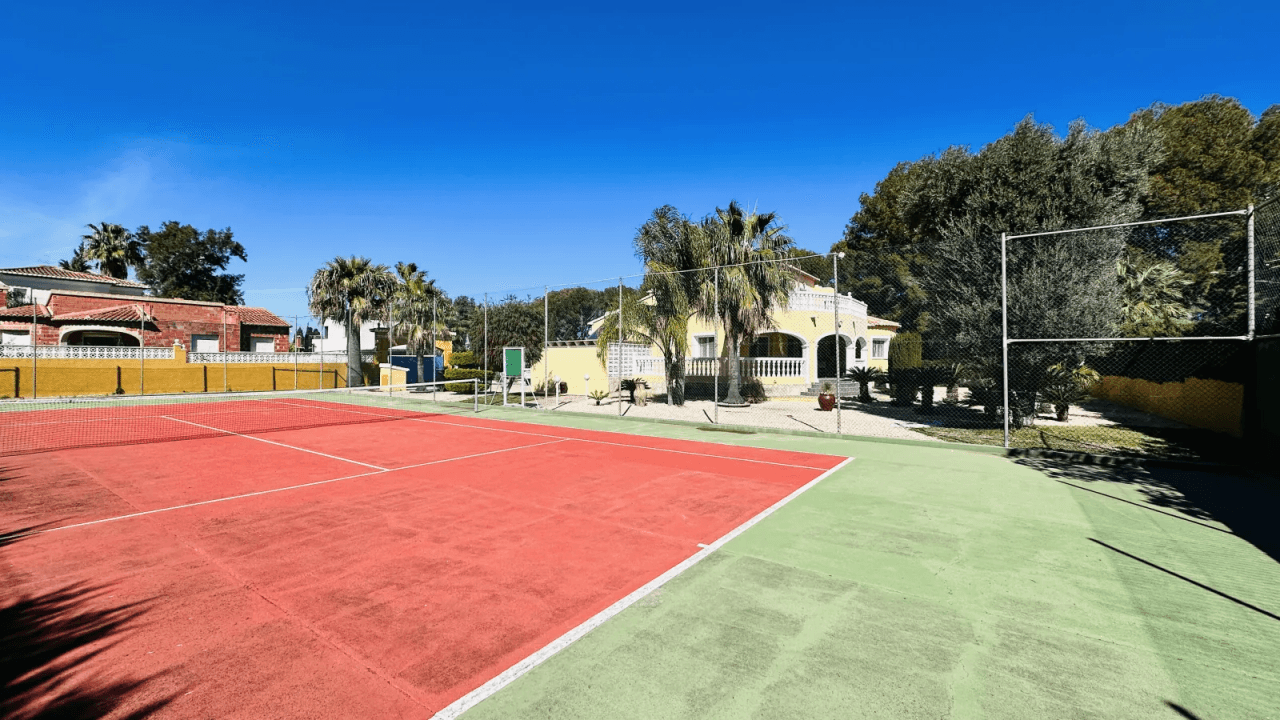 Villa très bien entretenue avec terrain de 2 185 m², grande piscine, court de tennis, puits, garage, chauffage, climatisation et de nombreux extras