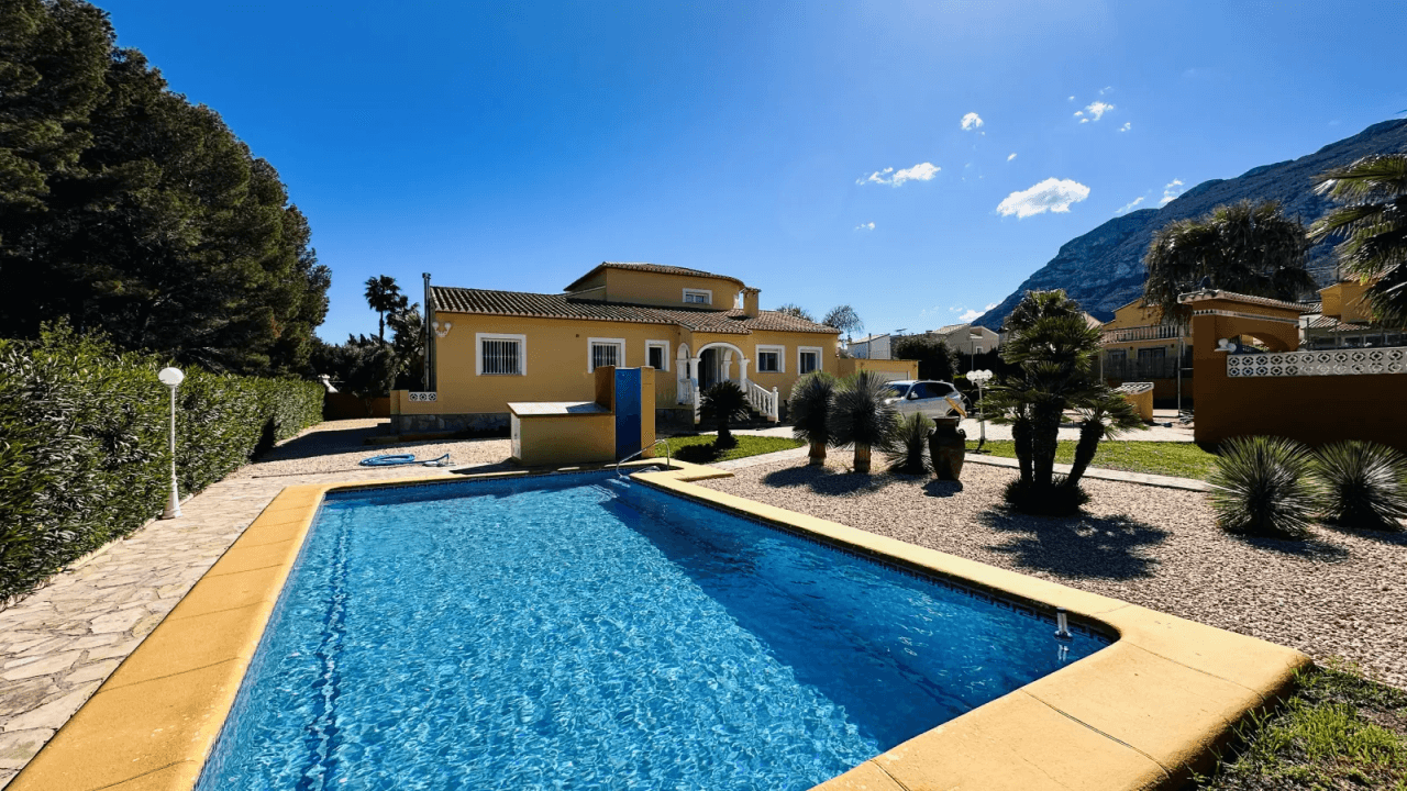 Villa très bien entretenue avec terrain de 2 185 m², grande piscine, court de tennis, puits, garage, chauffage, climatisation et de nombreux extras