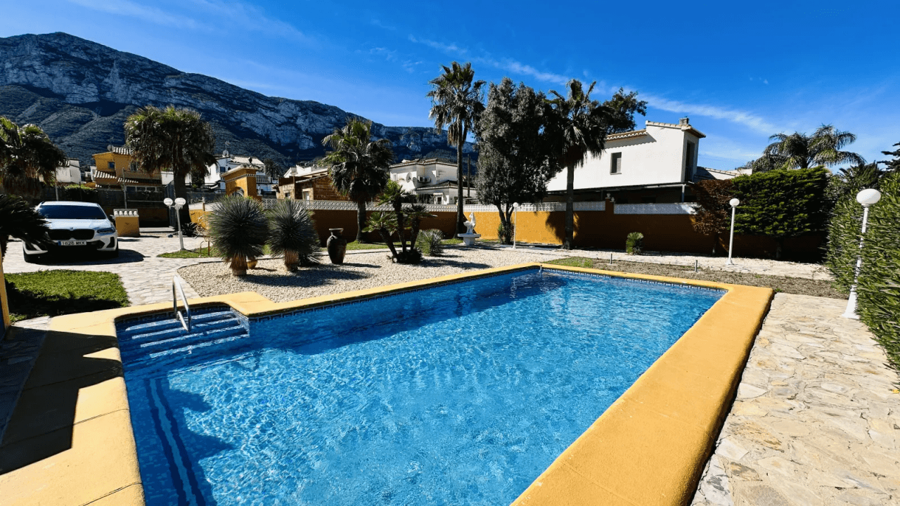 Villa très bien entretenue avec terrain de 2 185 m², grande piscine, court de tennis, puits, garage, chauffage, climatisation et de nombreux extras