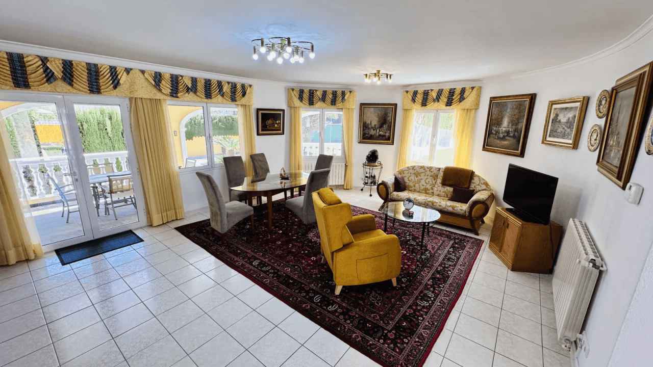Villa très bien entretenue avec terrain de 2 185 m², grande piscine, court de tennis, puits, garage, chauffage, climatisation et de nombreux extras