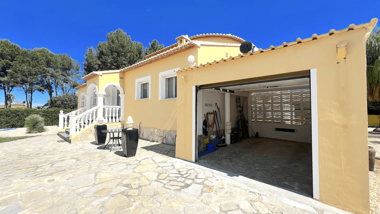 Villa très bien entretenue avec terrain de 2 185 m², grande piscine, court de tennis, puits, garage, chauffage, climatisation et de nombreux extras