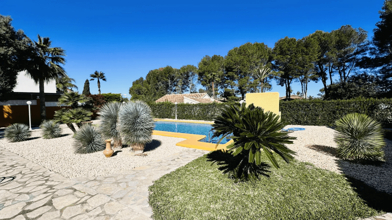 Villa très bien entretenue avec terrain de 2 185 m², grande piscine, court de tennis, puits, garage, chauffage, climatisation et de nombreux extras