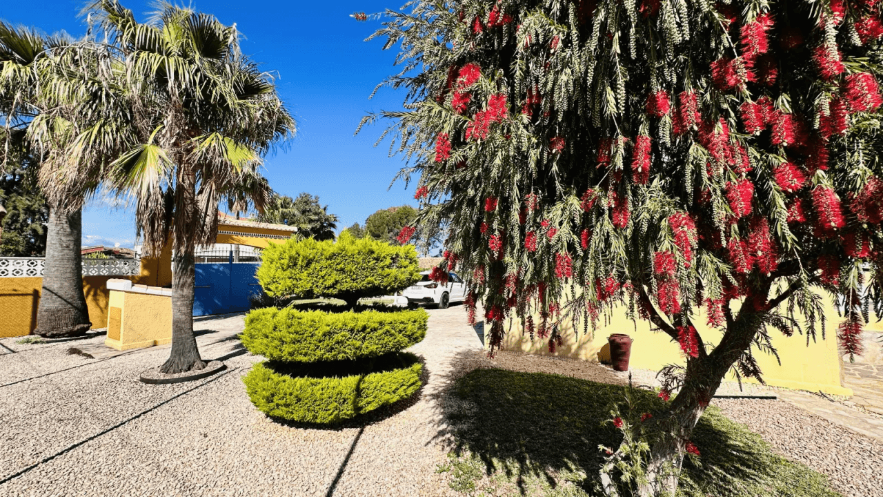 Villa très bien entretenue avec terrain de 2 185 m², grande piscine, court de tennis, puits, garage, chauffage, climatisation et de nombreux extras