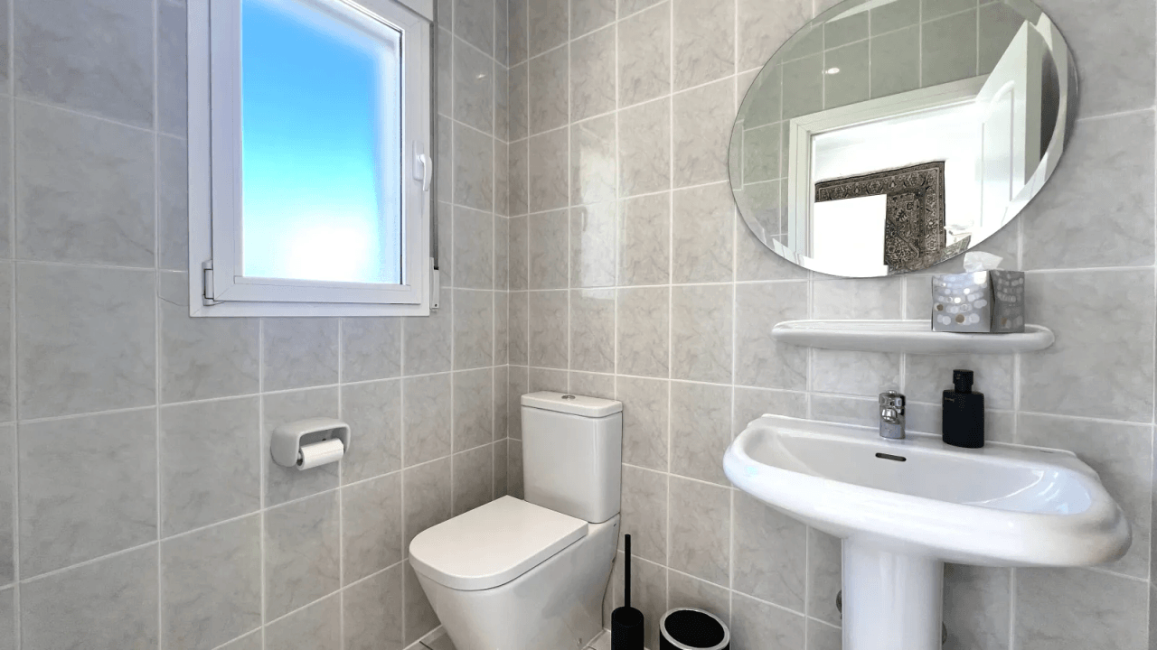 Villa très bien entretenue avec terrain de 2 185 m², grande piscine, court de tennis, puits, garage, chauffage, climatisation et de nombreux extras