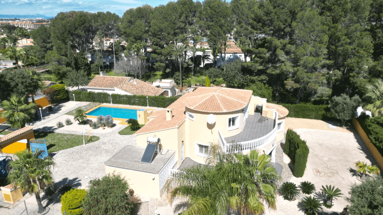 Sehr gepflegte Villa mit 2.185 m2 Grundstück, großem Pool, Tennisplatz, Brunnen, Garage, Heizung, Klima und vielen Extras