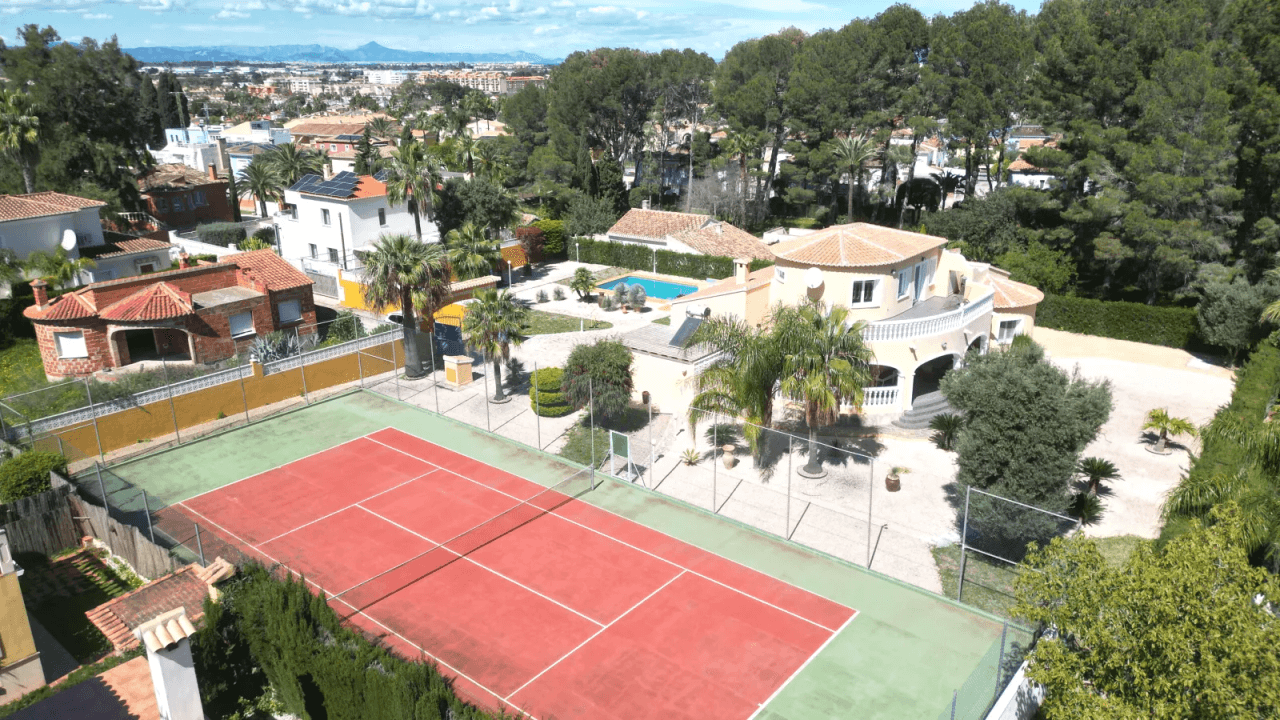 Villa très bien entretenue avec terrain de 2 185 m², grande piscine, court de tennis, puits, garage, chauffage, climatisation et de nombreux extras