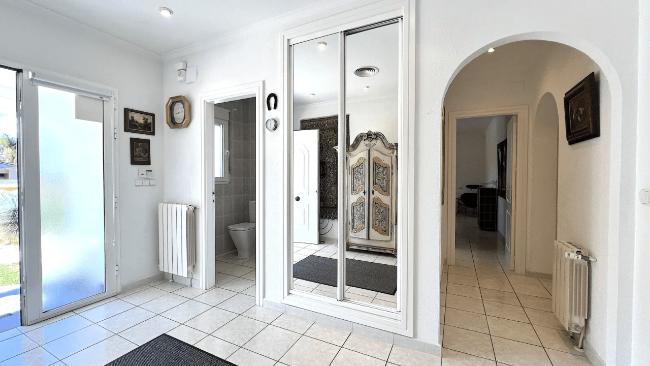Villa très bien entretenue avec terrain de 2 185 m², grande piscine, court de tennis, puits, garage, chauffage, climatisation et de nombreux extras