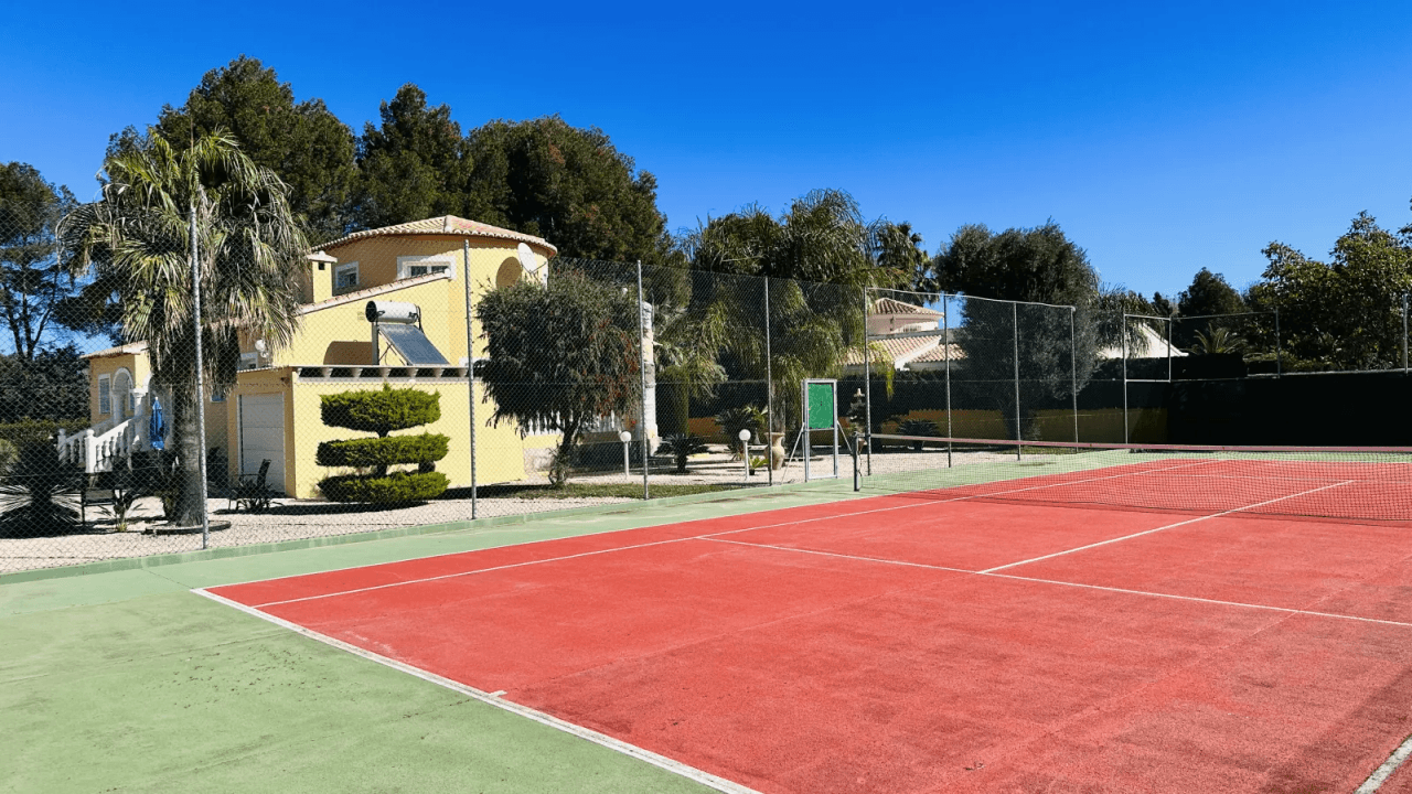 Villa très bien entretenue avec terrain de 2 185 m², grande piscine, court de tennis, puits, garage, chauffage, climatisation et de nombreux extras